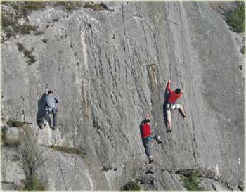 Le CAF de Mont�limar fait ses gammes dans les deux 6a taquins de la dalle de gauche