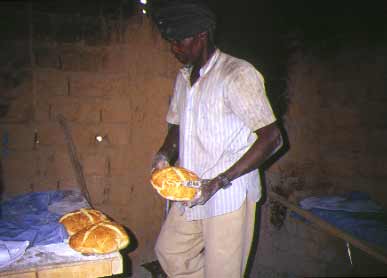 le boulanger fier de son pain