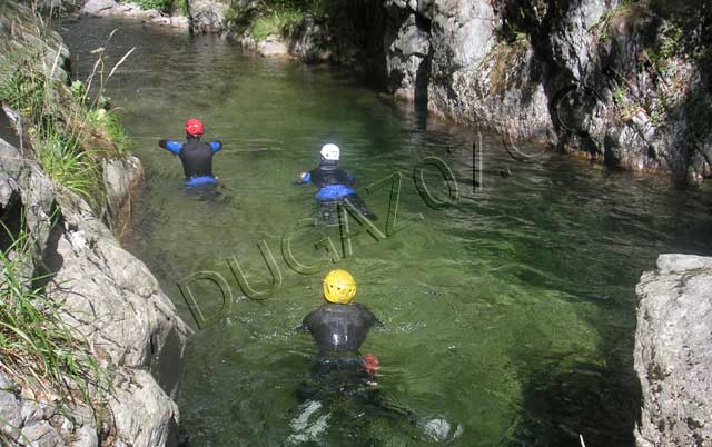 canyoning en ardèche : canyon borne nage