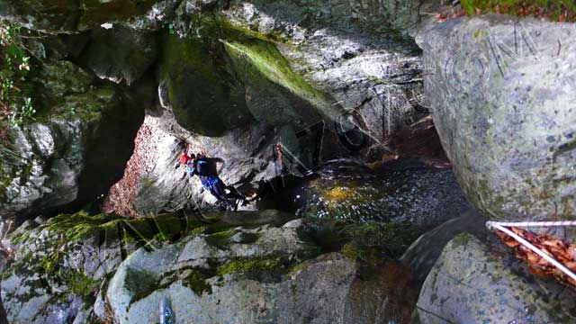 canyoning en ardèche : goutelle rappel cascade