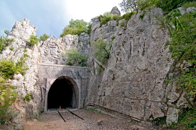 escalade en ardèche : site escalade vogue tunnel