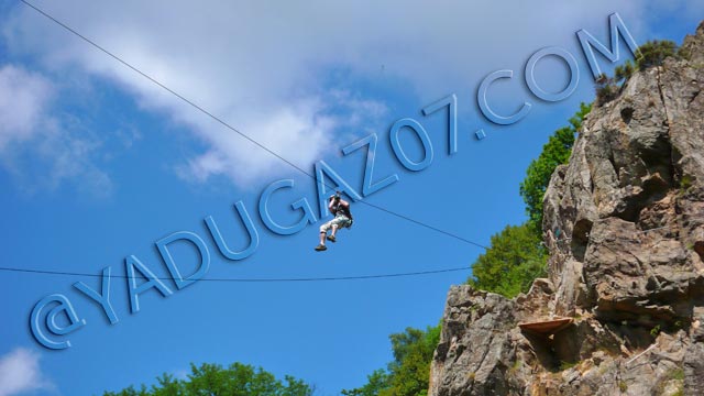 escalade en ardèche : tyrollienne thueyts