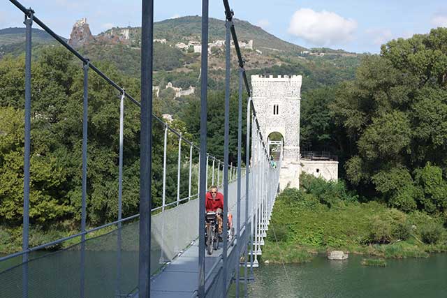 vtt en ardèche : passerelle hymalayenne rochemaure